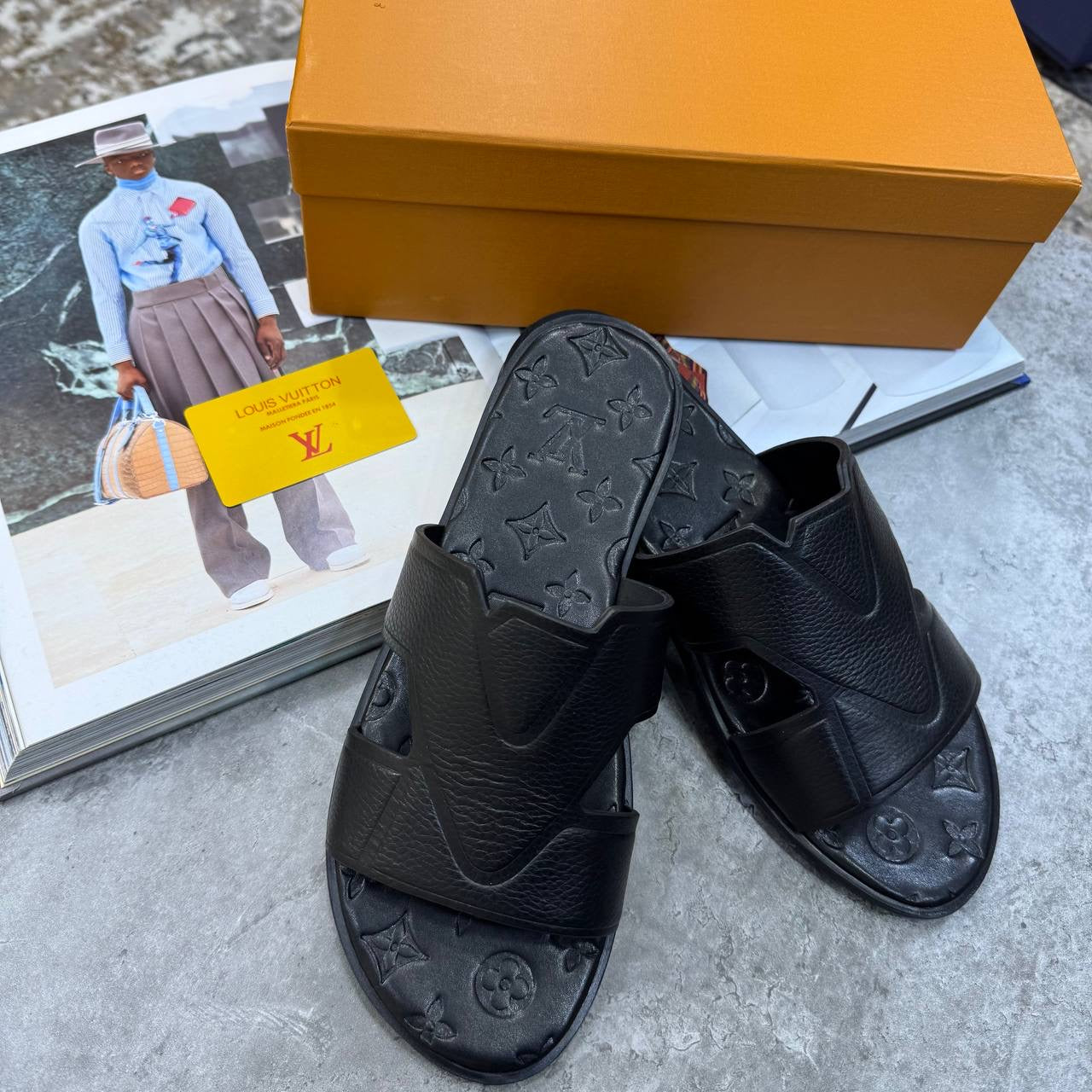 L.V SLIPPERS MENS BLACK