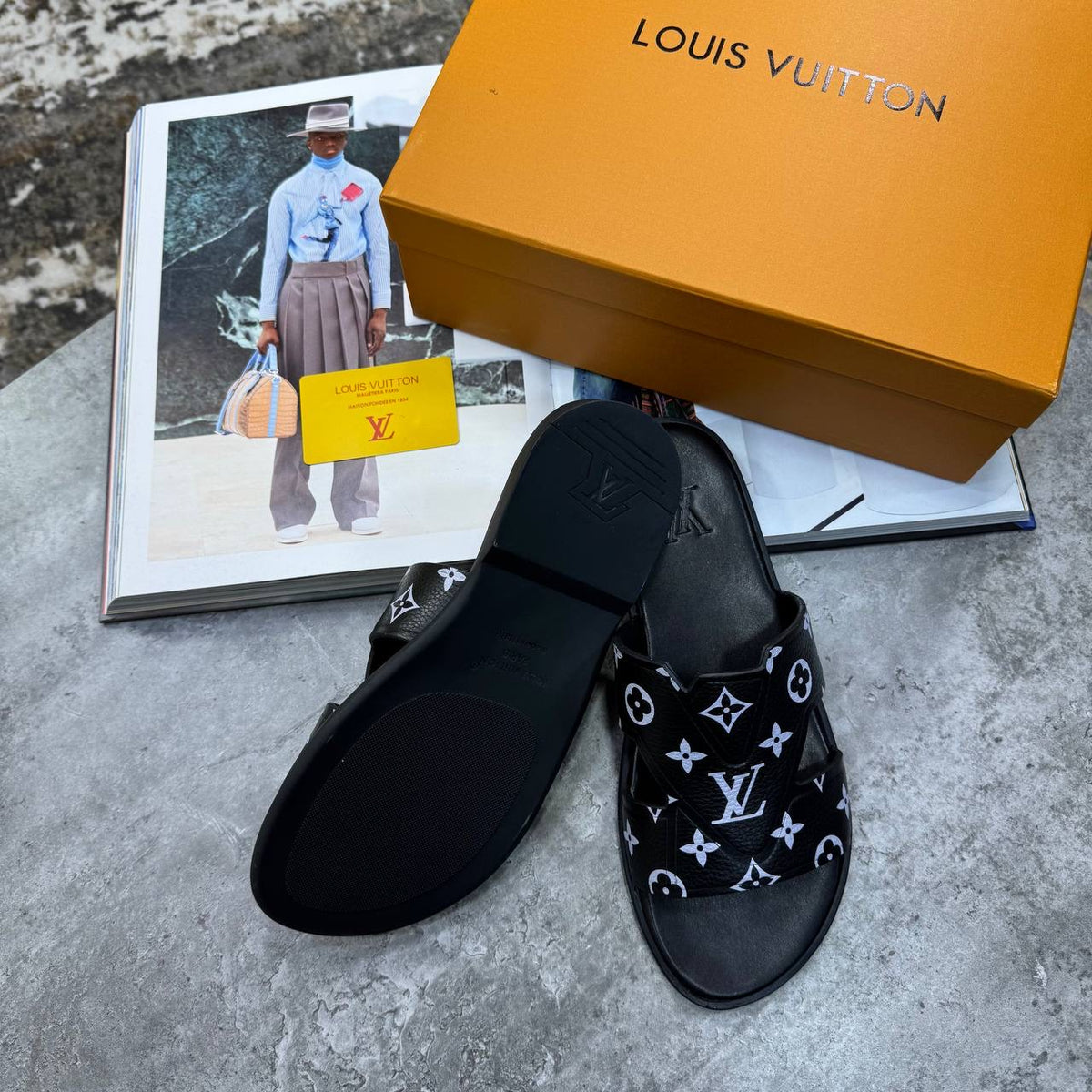 L.V SLIPPERS MENS BLACK/BLUE