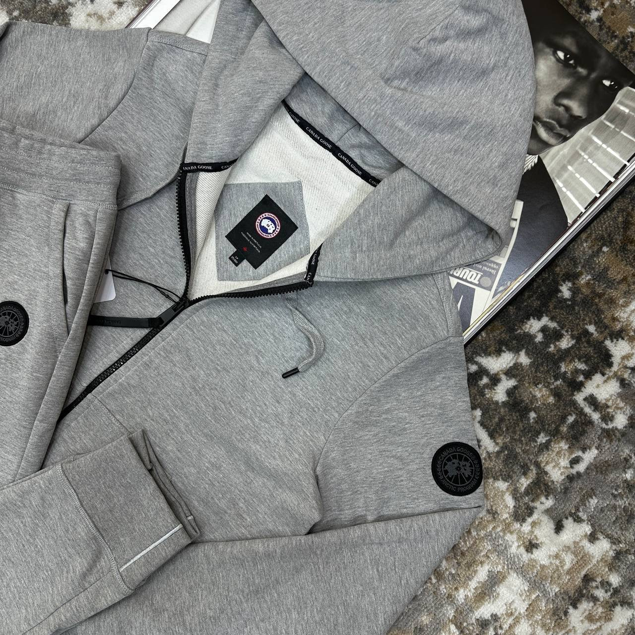CNDA GOOSE TRACKSUIT-GREY BLACK BADGE