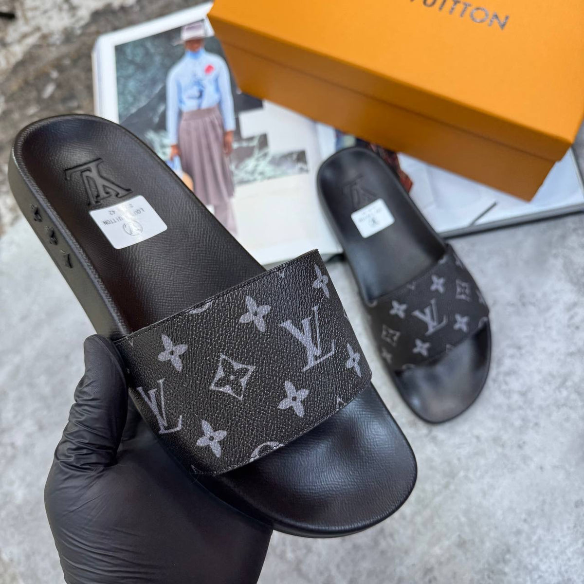 L.V SLIPPERS MENS BLACK