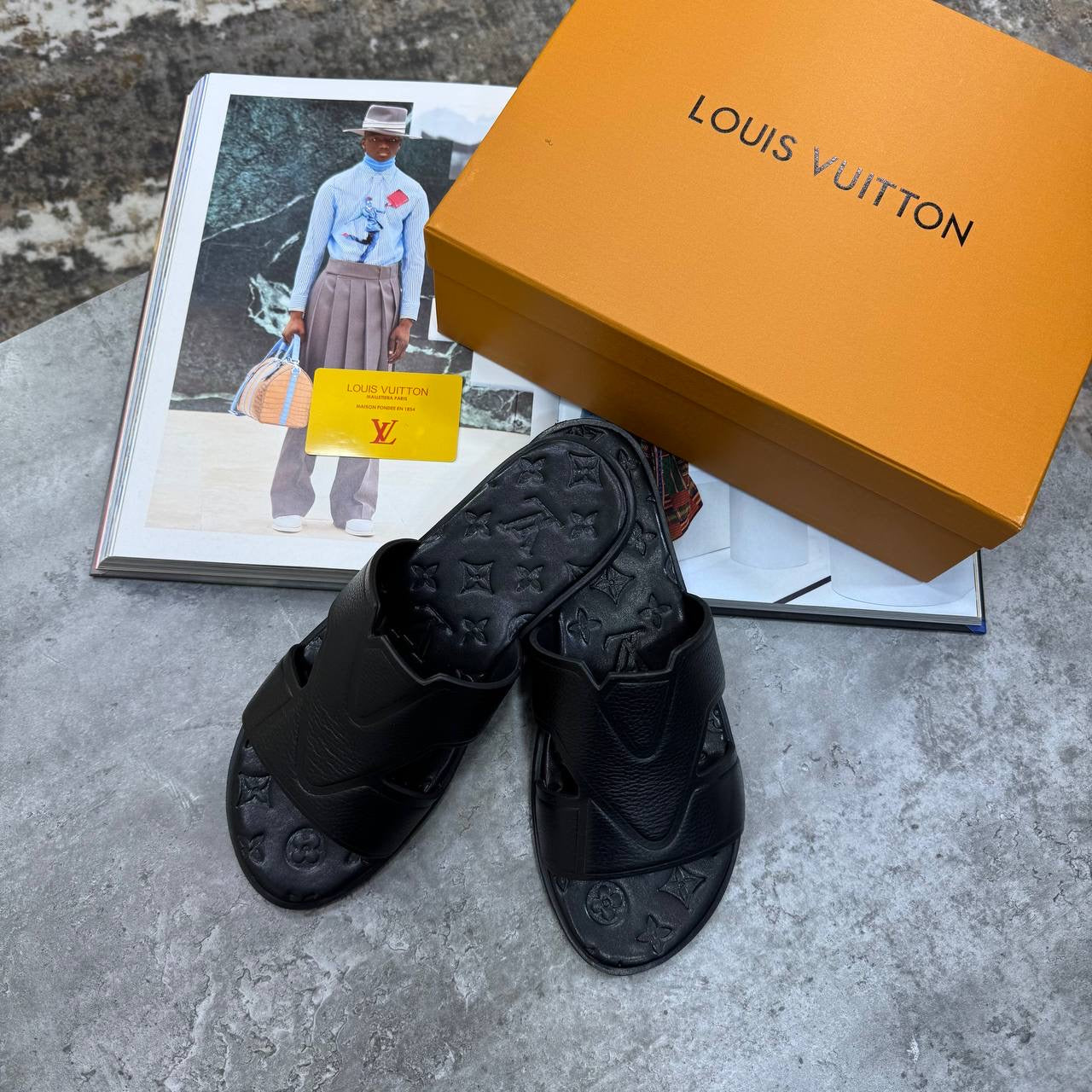 L.V SLIPPERS MENS BLACK