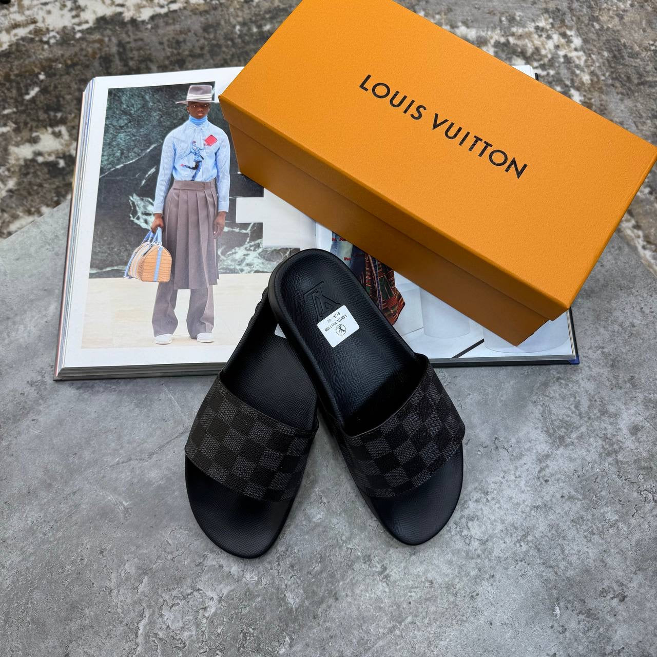 L.V SLIPPERS MENS BLACK