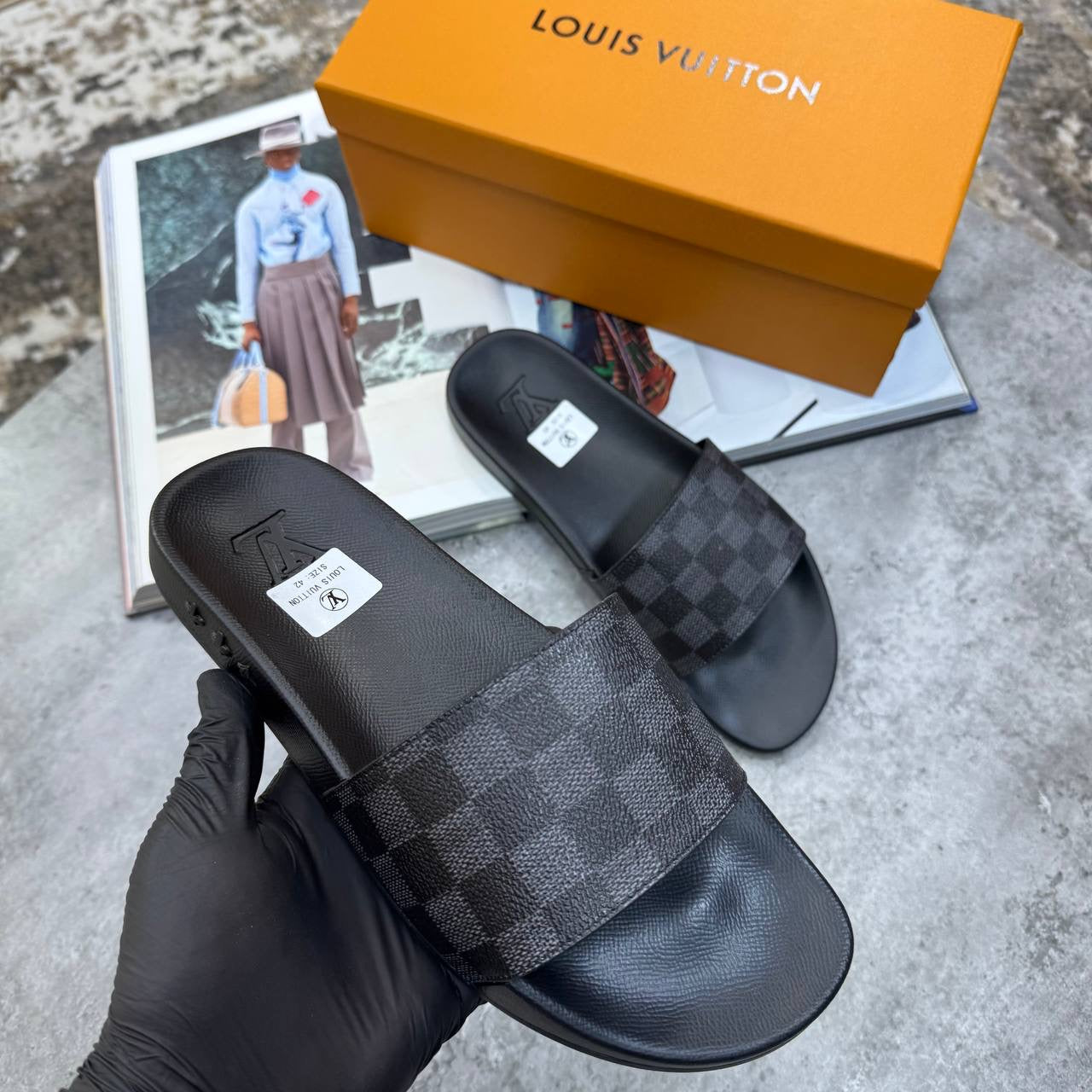 L.V SLIPPERS MENS BLACK