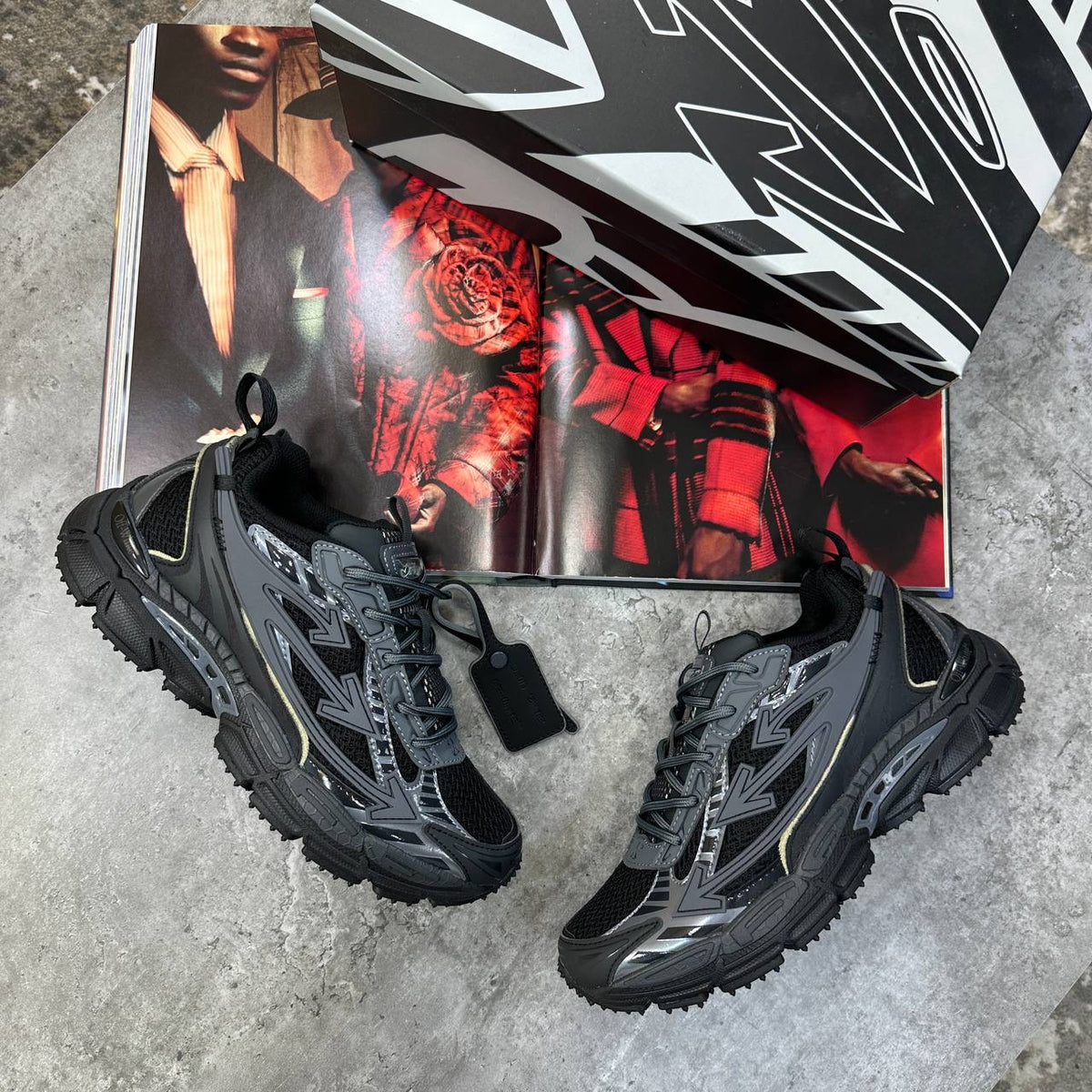 OFF/W TRAINER TRIPLE BLACK