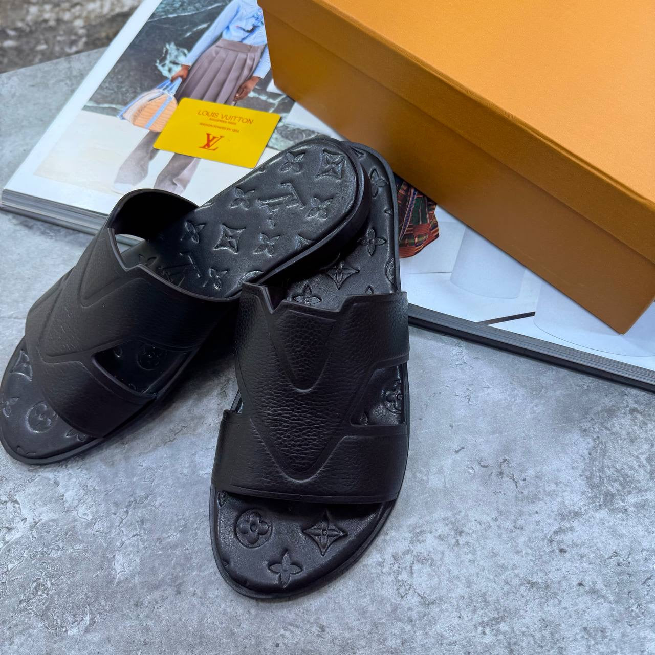 L.V SLIPPERS MENS BLACK