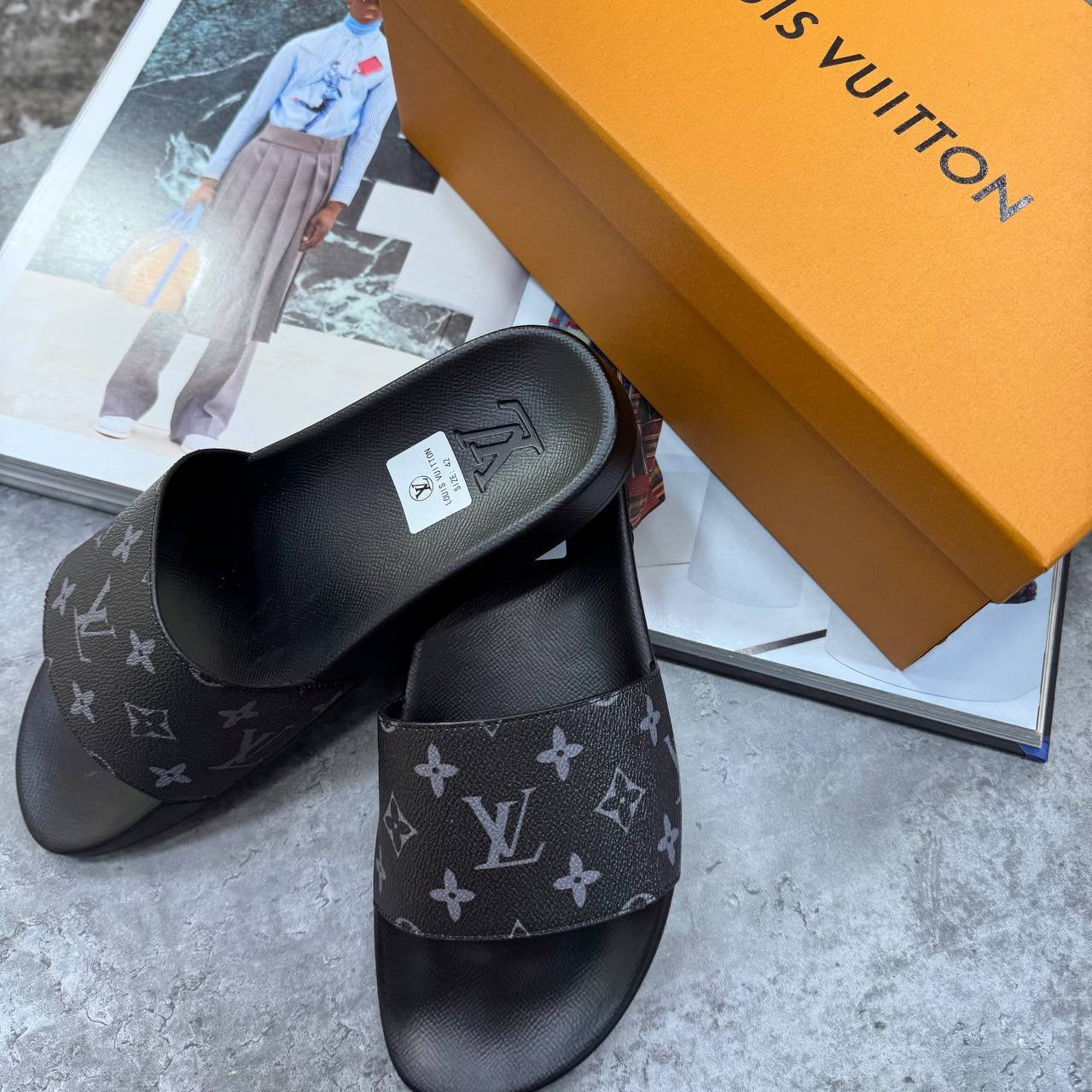 L.V SLIPPERS MENS BLACK