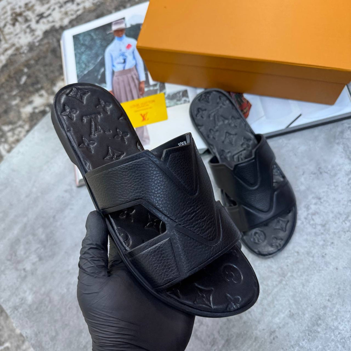 L.V SLIPPERS MENS BLACK