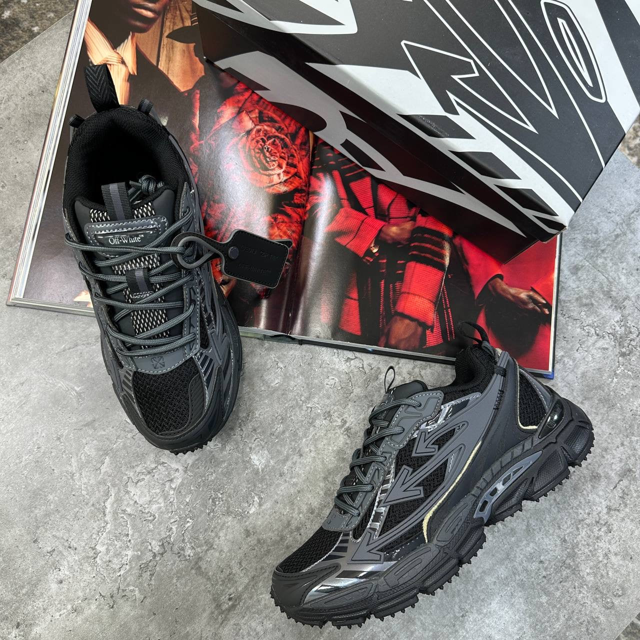 OFF/W TRAINER TRIPLE BLACK