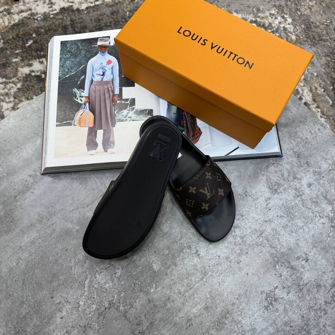 L.V SLIPPERS MENS BROWN