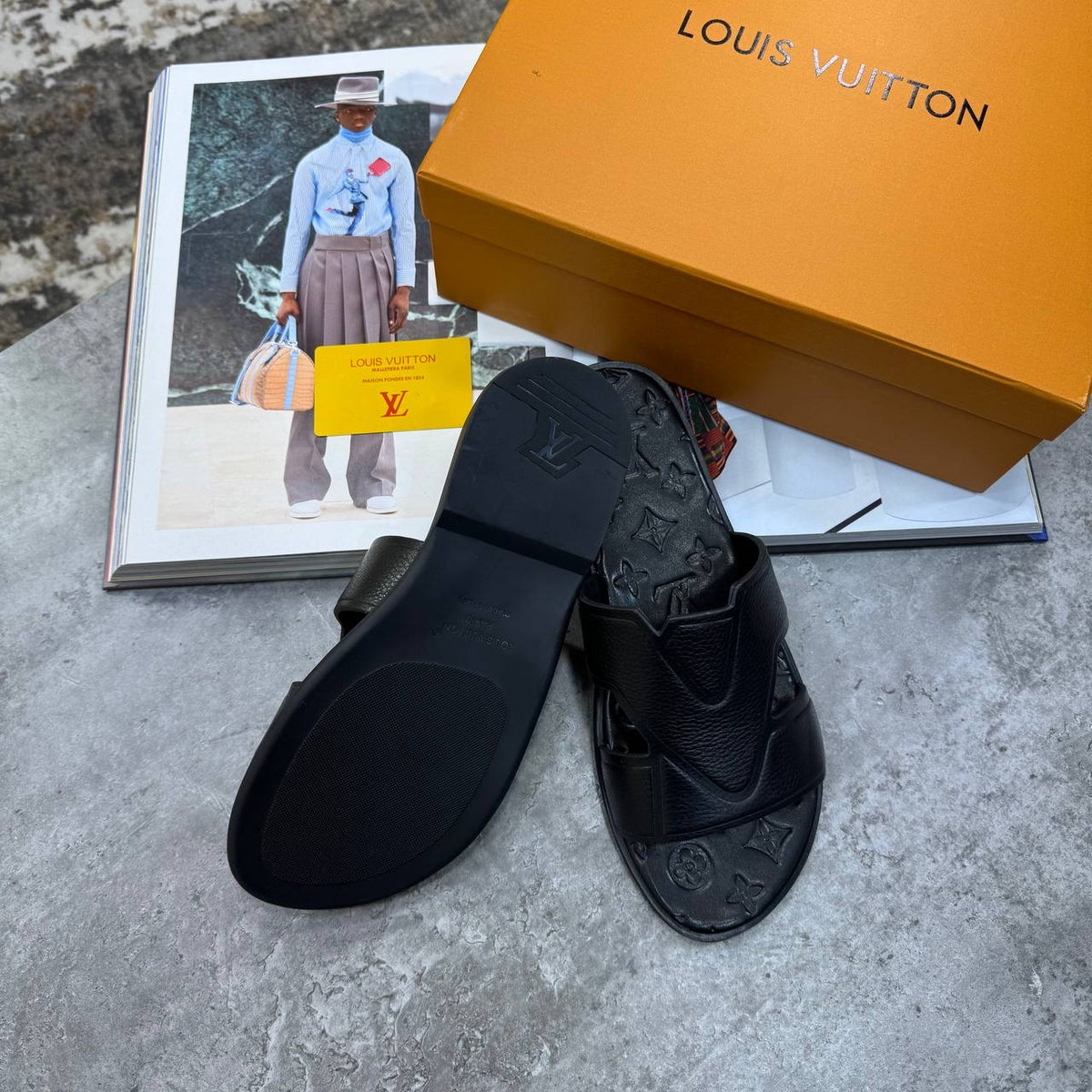 L.V SLIPPERS MENS BLACK
