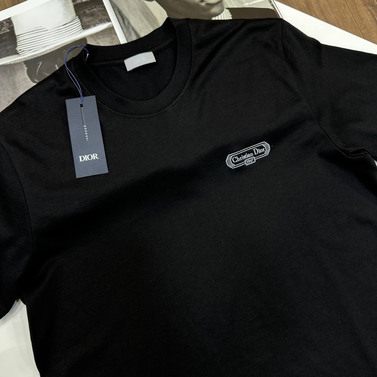 C-DOR  FRONT SMALL BADGE TSHIRT-BLACK