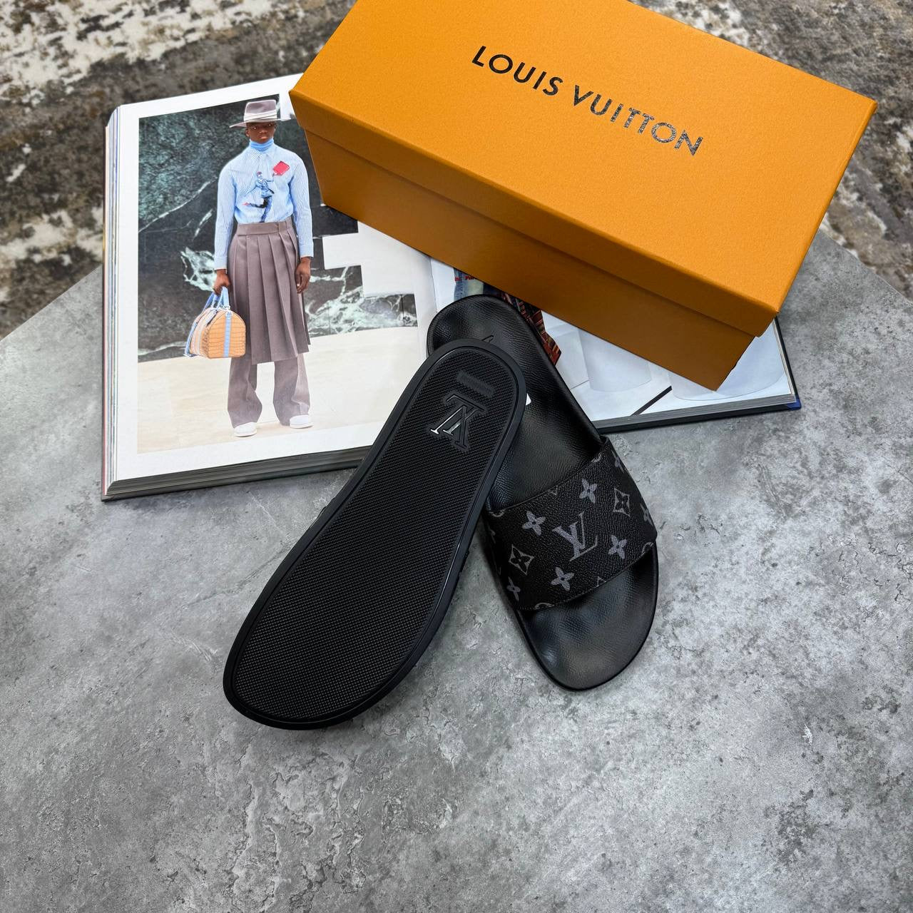L.V SLIPPERS MENS BLACK