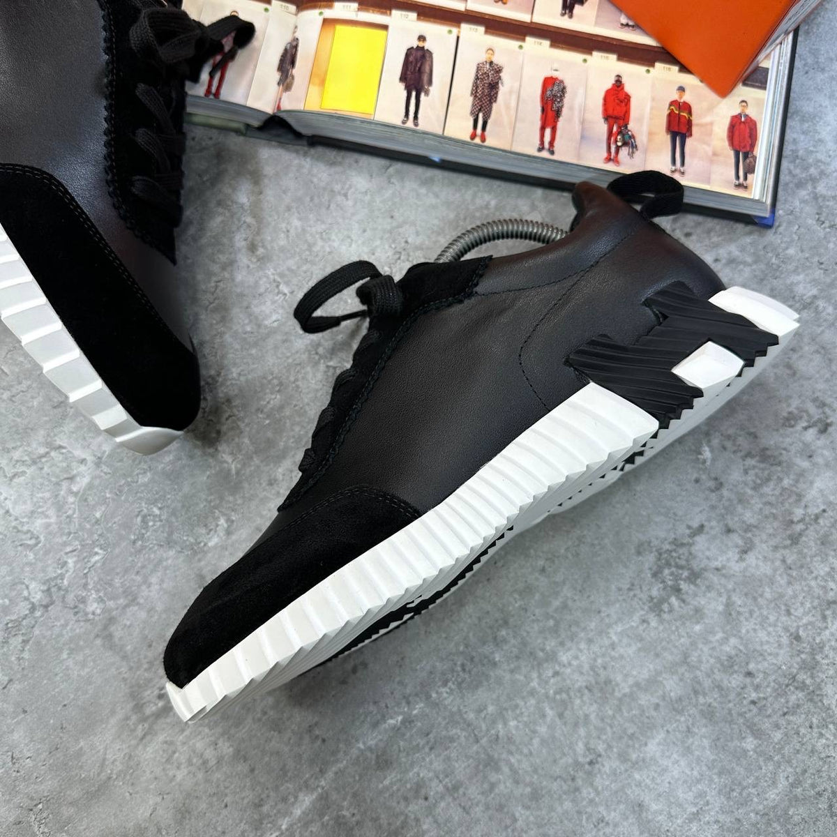 HRMS TRAINER BLACK/WHITE