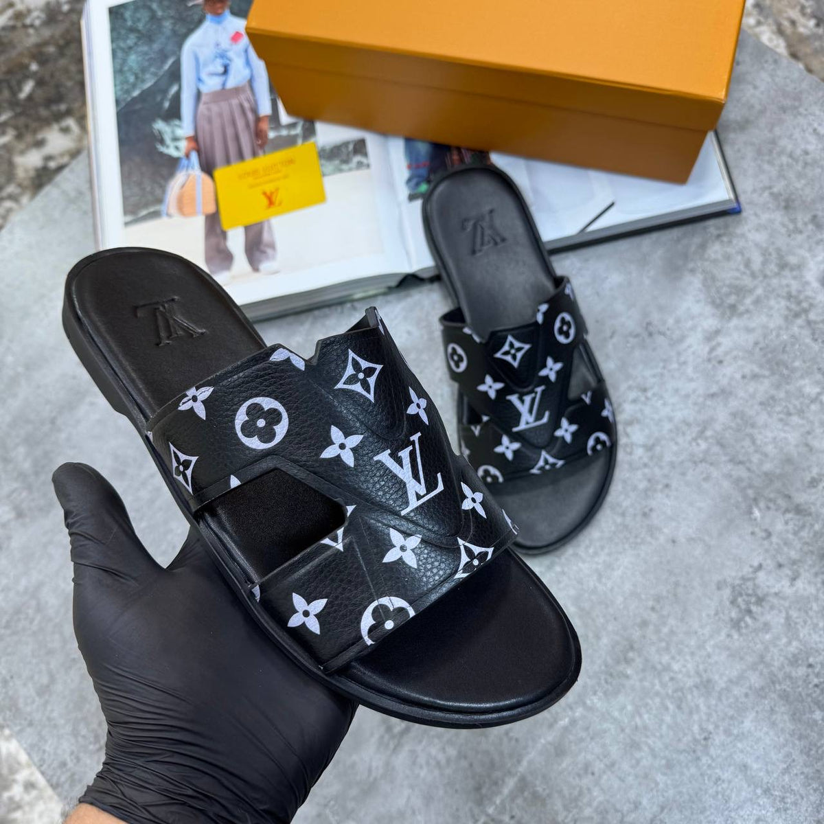 L.V SLIPPERS MENS BLACK/BLUE