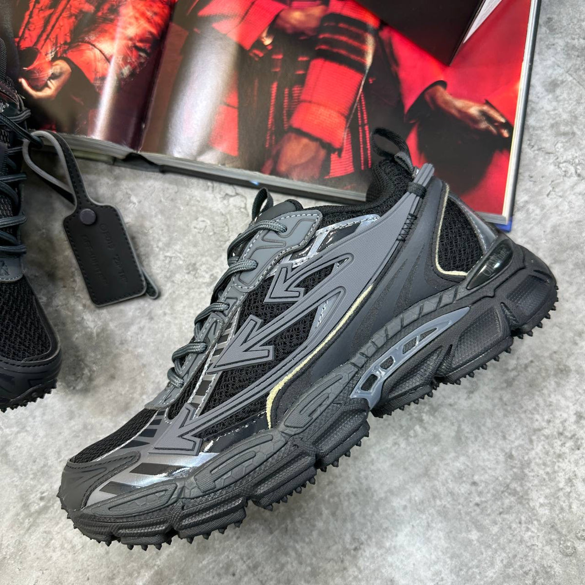 OFF/W TRAINER TRIPLE BLACK